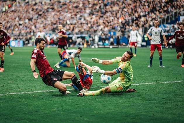 Soccer Men Season 2024 2025 2 Soccer Bundesliga 11 Matchday Hamburger SV vs 1 FC Nürnberg 03 11 2024 v l Mahir Emreli 30, 1 FC Nürnberg vs Daniel Heuer Fernandes 1, HSV Parade Hamburg Volksparkstadion Hamburg Germany