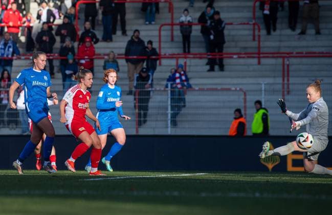 Soccer, Women, Season 2024 2025, 2 Bundesliga 9 Matchday , 1 FC Union Berlin SV Meppen, f l Lisa Heiseler 1 FC Union scores the goal to 1 1 against Nina Rolfes SV Meppen , Lena Göppel SV Meppen and goalkeeper Thea Farwick SV Meppen , 03 11 2024, Copyright: xSebastianxRäppold MatthiasxKochx