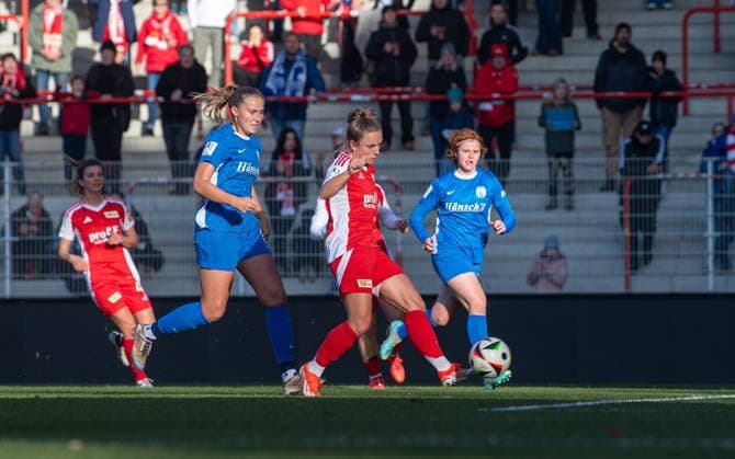 Soccer, Women, Season 2024 2025, 2 Bundesliga 9 Matchday , 1 FC Union Berlin SV Meppen, v l Lisa Heiseler 1 FC Union scores the goal for 1 1 against Nina Rolfes SV Meppen , 03 11 2024, Copyright: xSebastianxRäppold MatthiasxKochx