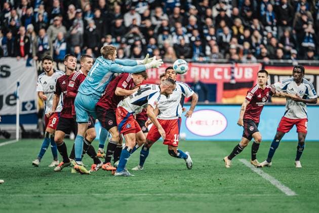 Soccer Men Season 2024 2025 2 Soccer Bundesliga 11 Matchday Hamburger SV vs 1 FC Nürnberg 03 11 2024 Jan Reichert 1, 1 FC Nürnberg cant grab the ball Hamburg Volksparkstadion Hamburg Germany