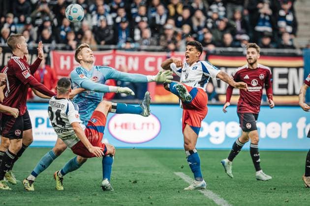 Soccer Men Season 2024 2025 2 Soccer Bundesliga 11 Matchday Hamburger SV vs 1 FC Nürnberg 03 11 2024 right Ransford Königsdörffer 11, HSV shooting on goal, left Jan Reichert 1, 1 FC Nürnberg Hamburg Volksparkstadion Hamburg Germany