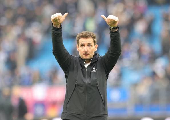 Sport Themen der Woche KW44 03.11.2024 - Fussball - Saison 2024 2025 - 2. Fussball - Bundesliga - 11. Spieltag: Hamburger SV HSV - 1. FC Nürnberg FCN ( Club ) - Sportfoto Zink DaMa - xdaxmax - DFL regulations prohibit any use of photographs as image sequences and or quasi-video - only for editorial use - Miroslav Miro Klose ( Trainer 1. FC Nürnberg FCN ) applaudiert klatscht in die Hände nach Spielende Clubfan Clubfans FCN-Fans Fans bedankt sich - zeig Daumen hoch Daumen nach oben *** 03 11 2024 Soccer Season 2024 2025 2 Soccer Bundesliga 11 Matchday Hamburger SV HSV 1 FC Nürnberg FCN Club Sportfoto Zink DaMa xdaxmax DFL regulations prohibit any use of photographs as image sequences and or quasi video only for editorial use Miroslav Miro Klose Trainer 1 FC Nürnberg FCN applauds clapping his hands after the end of the match Clubfan Clubfans FCN Fans Fans thanks show thumbs up thumbs up