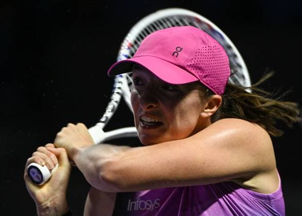 WTA, Tennis Damen Finals 2024 - Day 2 RIYADH, SAUDI ARABIA - NOVEMBER 03: Iga Swiatek of Poland during her match against Barbora Krejcikovas of Czech Republic on day 2 of the 2024 WTA Finals, part of the Hologic WTA Tour, held at King Saud University Indoor Arena on November 03, 2024, in Riyadh, Saudi Arabia. Riyadh Saudi Arabia  Copyright: xArturxWidakx originalFilename:widak-wtafinal241103_npjAi.jpg
