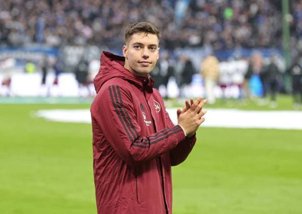 03 11 2024 Soccer Season 2024 2025 2 Soccer Bundesliga 11 Matchday Hamburger SV HSV 1 FC Nürnberg FCN Club Sportfoto Zink DaMa xdaxmax DFL regulations prohibit any use of photographs as image sequences and or quasi video only for editorial use Stefanos Tzimas 9, 1 FC Nürnberg FCN applauds claps his hands disappointed disappointment after the end of the match Clubfan Clubfans FCN Fans Fans to