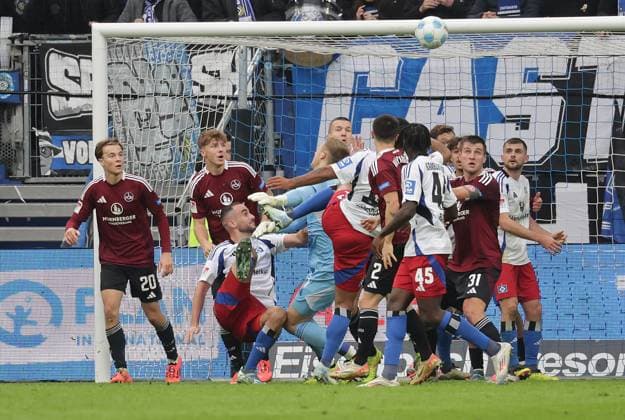 Jan Reichert 1 FC Nuernberg , Finn Jeltsch 1 FC Nuernberg , Lucas Perrin 24 HSV Fussball, Herren, Saison 2024 2025, 2 BL, Volksparkstadion, Hamburger SV gegen 1 FC Nuernberg, 1 1 DFL REGULATIONS PROHIBIT ANY USE OF PHOTOGRAPHS AS IMAGE SEQUENCES AND OR QUASI VIDEO