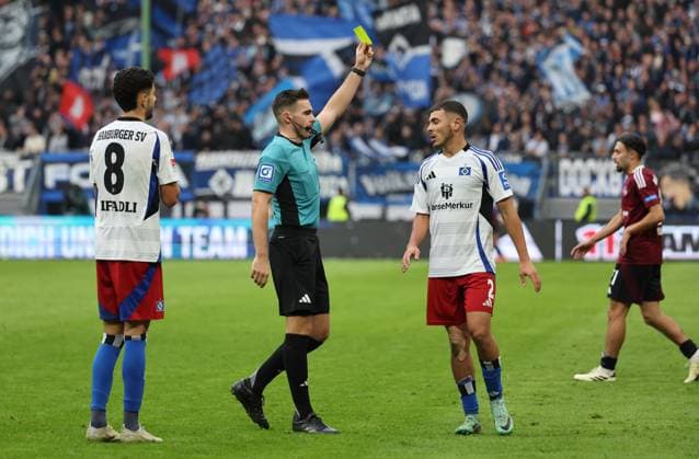 GER, 2 Liga, Hamburger SV vs 1 FC Nuernberg 03 11 2024, Volksparkstadion, Hamburg, GER, 2 Liga, Hamburger SV vs 1 FC Nuernberg in picture picture shows yellow the yellow card Referee Tom Bauer shows William Mikelbrencis Hamburger SV 02 the yellow card nordphotoxGmbHx xTauchnitz nph00059