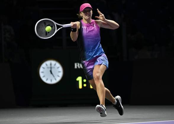 WTA, Tennis Damen Finals 2024 - Day 2 RIYADH, SAUDI ARABIA - NOVEMBER 03: Iga Swiatek of Poland during her match against Barbora Krejcikovas of Czech Republic on day 2 of the 2024 WTA Finals, part of the Hologic WTA Tour, held at King Saud University Indoor Arena on November 03, 2024, in Riyadh, Saudi Arabia. Riyadh Saudi Arabia  Copyright: xArturxWidakx originalFilename:widak-wtafinal241103_npbcS.jpg