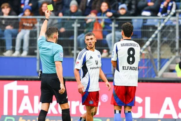GER, Hamburg, Soccer, DFB, HSV vs 1 FC Nuernberg, at Volkspark Stadium, 03 11 2024, f l Referee Tom Bauer gives William Mikelbrencis Hamburger SV the yellow card, Daniel Elfadli Hamburger SV DFL regulations prohibit any use of photographs as image sequences and or quasi video Copyright: HMBxMedia FernandoxSoares