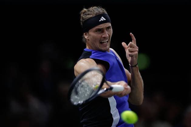 ROLEX PARIS MASTERS TENNIS 2024 Paris, 03 11 2024 Final, Alexander Zverev GER Ugo Humbert FRA v l Alexander Zverev GER has to stretch plays a forehand Copyright: AntonioxBorga
