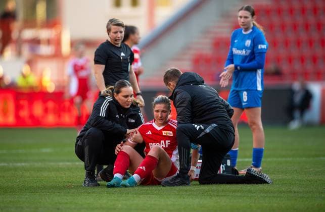 Soccer, Women, Season 2024 2025, 2 Bundesliga 9 Matchday , 1 FC Union Berlin SV Meppen, Dina Orschmann 1 FC Union injured on the ground, 03 11 2024, Copyright: xSebastianxRäppold MatthiasxKochx