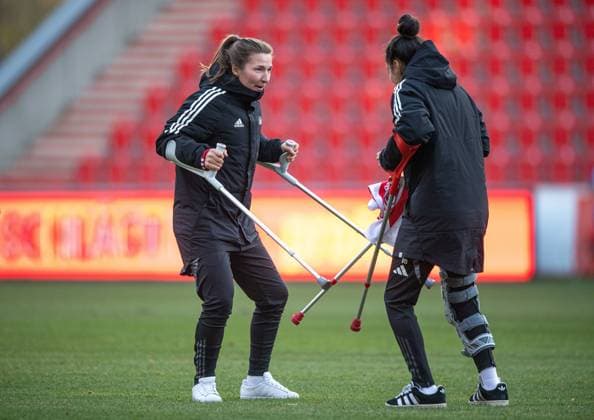Soccer, Women, Season 2024 2025, 2 Bundesliga 9 Matchday , 1 FC Union Berlin SV Meppen, f l Katja Orschmann 1 FC Union , Sarah Abu Sabbah 1 FC Union , Cheering after the final whistle with crutches, 03 11 2024, Copyright: xSebastianxRäppold MatthiasxKochx