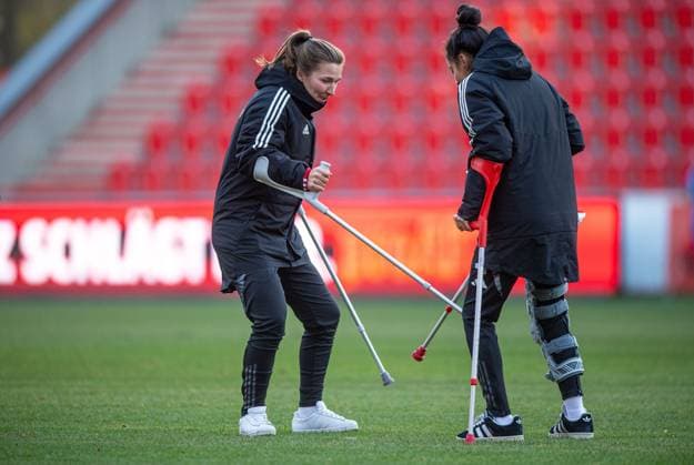 Soccer, Women, Season 2024 2025, 2 Bundesliga 9 Matchday , 1 FC Union Berlin SV Meppen, f l Katja Orschmann 1 FC Union , Sarah Abu Sabbah 1 FC Union , Cheering after the final whistle with crutches, 03 11 2024, Copyright: xSebastianxRäppold MatthiasxKochx