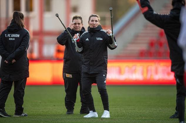 Soccer, Women, Season 2024 2025, 2 Bundesliga 9 Matchday , 1 FC Union Berlin SV Meppen, Katja Orschmann 1 FC Union , Cheering after the final whistle with crutches, 03 11 2024, Copyright: xSebastianxRäppold MatthiasxKochx