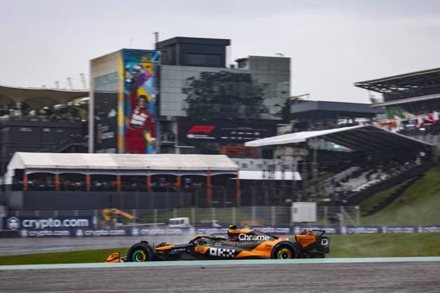 04 NORRIS Lando (gbr), McLaren F1 Team MCL38, action during the Formula 1 Grande Premio de Sao Paulo 2024, 21th round of the 2024 Formula One World Championship, WM, Weltmeisterschaft from November 1 to 3, 2024 on the Interlagos Circuit, in Sao Paulo, Brazil - F1 - SAO PAULO GRAND PRIX 2024 DPPI Panoramic  241103_R21_BRASILE_DP_FGDN9977