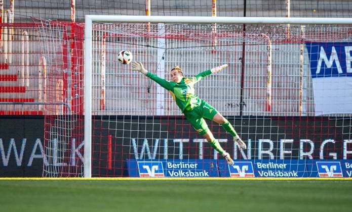 Soccer, Women, Season 2024 2025, 2 Bundesliga 9 Matchday , 1 FC Union Berlin SV Meppen, Goalkeeper Cara Bösl 1 FC Union saves a shot from Akane Miyoshi SV Meppen , 03 11 2024, Copyright: xSebastianxRäppold MatthiasxKochx