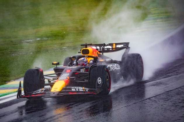 01 VERSTAPPEN Max (nld), Red Bull Racing RB20, action during the Formula 1 Grande Premio de Sao Paulo 2024, 21th round of the 2024 Formula One World Championship, WM, Weltmeisterschaft from November 1 to 3, 2024 on the Interlagos Circuit, in Sao Paulo, Brazil - F1 - SAO PAULO GRAND PRIX 2024 DPPI Panoramic  241103_R21_BRASILE_DP_FGDN0616