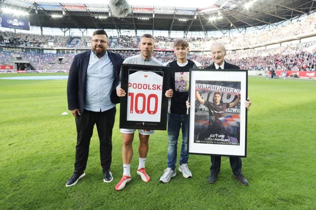 Fußball, Gornik Zabrze - Jagiellonia Bialystok, Ehrung für Lukas Podolski 03.11.2024, ZABRZE GORNIK ZABRZE - JAGIELLONIA BIALYSTOK 14 KOLEJKA PKO BP EKSTRAKLASA SEZON 2024 25 PILKA NOZNA LUKASZ MILIK, LUKAS PODOLSKI, LOUIS PODOLSKI, STANISLAW OSLIZLO FOT. DARIUSZ HERMIERSZ NEWSPIX.PL --- newspix.pl 