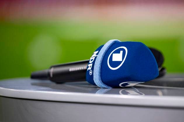 29.10.2024: Fußball: DFB-Pokal, 2. Runde, VfL Wolfsburg - Borussia Dortmund in der Volkswagen Arena. Ein Mikrofon der ARD liegt auf einem Tisch. Wichtiger Hinweis: Gemaess den Vorgaben der DFL Deutsche Fussball Liga bzw. des DFB Deutscher Fussball-Bund ist es untersagt, in dem Stadion und oder vom Spiel angefertigte Fotoaufnahmen in Form von Sequenzbildern und oder videoaehnlichen Fotostrecken zu verwerten bzw. verwerten zu lassen. *** 29 10 2024 Football DFB Cup, 2nd round, VfL Wolfsburg Borussia Dortmund in the Volkswagen Arena An ARD microphone is on a table Important note According to the regulations of the DFL German Football League and the DFB German Football Association, it is prohibited to use or have used photographs taken in the stadium and or of the match in the form of sequential images and or video-like photo series Copyright: xDavidxInderliedx