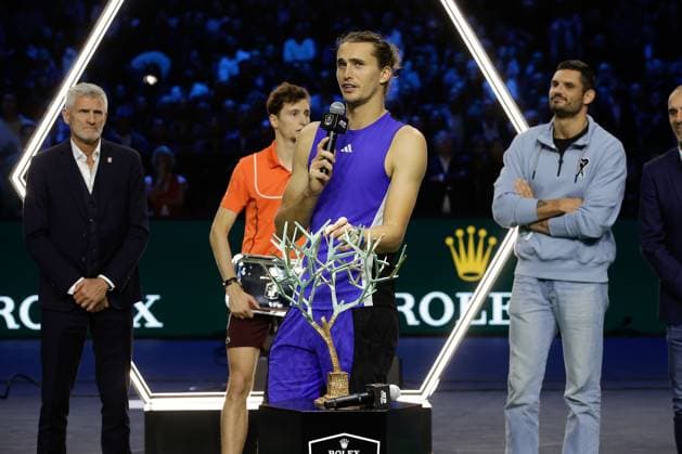 ROLEX PARIS MASTERS TENNIS 2024 Paris, 03 11 2024 Final, Alexander Zverev GER Ugo Humbert FRA v l Award ceremony Rolex Masters 2024 Alexander Zverev GER thanks the audience, with trophy Copyright: AntonioxBorga