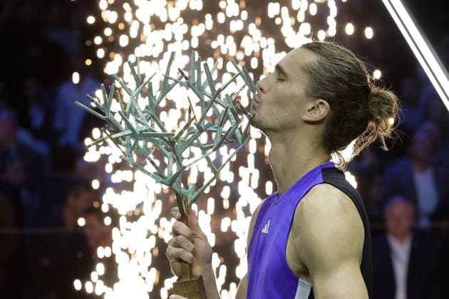 ROLEX PARIS MASTERS TENNIS 2024 Paris, 03 11 2024 Final, Alexander Zverev GER Ugo Humbert FRA f l Award ceremony Rolex Masters 2024, winner Alexander Zverev GER with trophy, kisses the trophy Copyright: AntonioxBorga