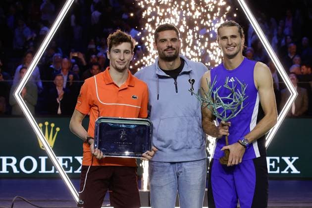 ROLEX PARIS MASTERS TENNIS 2024 Paris, 03 11 2024 Final, Alexander Zverev GER Ugo Humbert FRA f l Award ceremony Rolex Masters 2024, Ugo Humbert FRA with trophy, Florent MANAUDOU, winner Alexander Zverev GER with trophy Copyright: AntonioxBorga