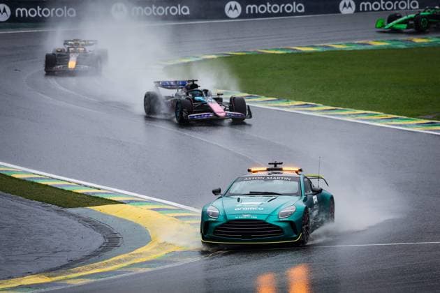 Sport Bilder des Tages Formel 1, GP Brasilien in Sao Paulo, das Rennen The FIA Aston Martin Vantage Safety Car in front of OCON Esteban (fra), Alpine F1 Team A524, during the Formula 1 Grande Premio de Sao Paulo 2024, 21th round of the 2024 Formula One World Championship, WM, Weltmeisterschaft from November 1 to 3, 2024 on the Interlagos Circuit, in Sao Paulo, Brazil - F1 - SAO PAULO GRAND PRIX 2024 DPPI Panoramic 241103_R21_BRASILE_DP_FGDN1747