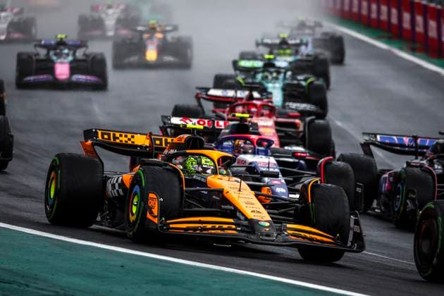 Formel 1, GP Brasilien in Sao Paulo, das Rennen 04 NORRIS Lando (gbr), McLaren F1 Team MCL38, action, start of the race, depart, during the Formula 1 Grande Premio de Sao Paulo 2024, 21th round of the 2024 Formula One World Championship, WM, Weltmeisterschaft from November 1 to 3, 2024 on the Interlagos Circuit, in Sao Paulo, Brazil - F1 - SAO PAULO GRAND PRIX 2024 DPPI Panoramic 241103_R21_BRASILE_DP_FG007779