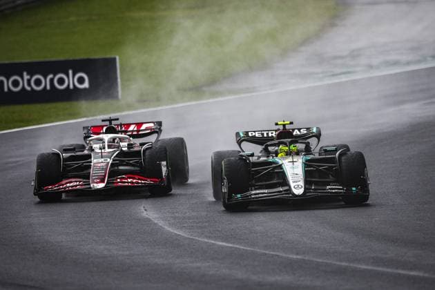 44 HAMILTON Lewis (gbr), Mercedes AMG F1 Team W15, 50 BEARMAN Ollie (gbr), Haas F1 Team VF-24 Ferrari, action during the Formula 1 Grande Premio de Sao Paulo 2024, 21th round of the 2024 Formula One World Championship, WM, Weltmeisterschaft from November 1 to 3, 2024 on the Interlagos Circuit, in Sao Paulo, Brazil - F1 - SAO PAULO GRAND PRIX 2024 DPPI Panoramic 241103_R21_BRASILE_DP_XB3_4623
