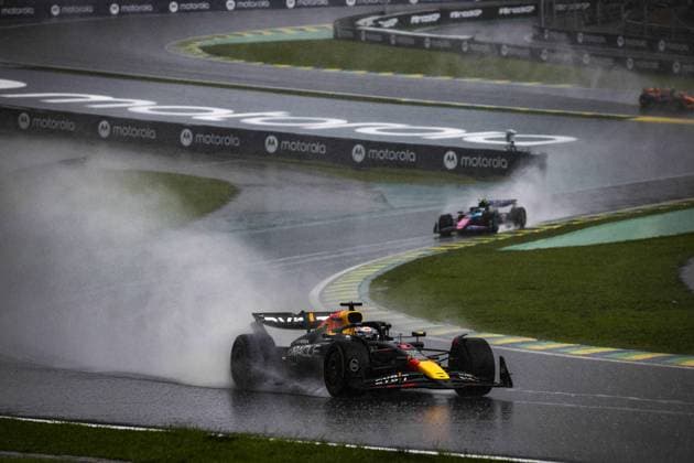01 VERSTAPPEN Max (nld), Red Bull Racing RB20, action during the Formula 1 Grande Premio de Sao Paulo 2024, 21th round of the 2024 Formula One World Championship, WM, Weltmeisterschaft from November 1 to 3, 2024 on the Interlagos Circuit, in Sao Paulo, Brazil - F1 - SAO PAULO GRAND PRIX 2024 DPPI Panoramic  241103_R21_BRASILE_DP_XB5_3864