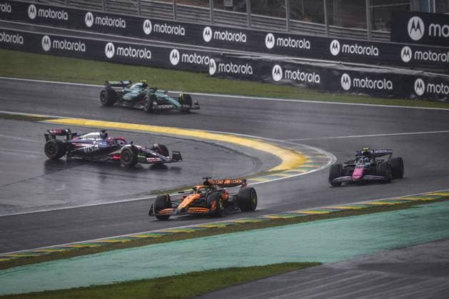 Formel 1, GP Brasilien in Sao Paulo, das Rennen 81 PIASTRI Oscar (aus), McLaren F1 Team MCL38, 10 GASLY Pierre (fra), Alpine F1 Team A524, 30 LAWSON Liam (nzl), Visa Cash App RB F1 Team VCARB 01, action during the Formula 1 Grande Premio de Sao Paulo 2024, 21th round of the 2024 Formula One World Championship, WM, Weltmeisterschaft from November 1 to 3, 2024 on the Interlagos Circuit, in Sao Paulo, Brazil - F1 - SAO PAULO GRAND PRIX 2024 DPPI Panoramic 241103_R21_BRASILE_DP_XB3_4674