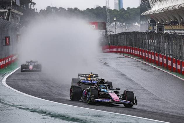 31 OCON Esteban (fra), Alpine F1 Team A524, 01 VERSTAPPEN Max (nld), Red Bull Racing RB20, action during the Formula 1 Grande Premio de Sao Paulo 2024, 21th round of the 2024 Formula One World Championship, WM, Weltmeisterschaft from November 1 to 3, 2024 on the Interlagos Circuit, in Sao Paulo, Brazil - F1 - SAO PAULO GRAND PRIX 2024 DPPI Panoramic 241103_R21_BRASILE_DP_XB3_4763