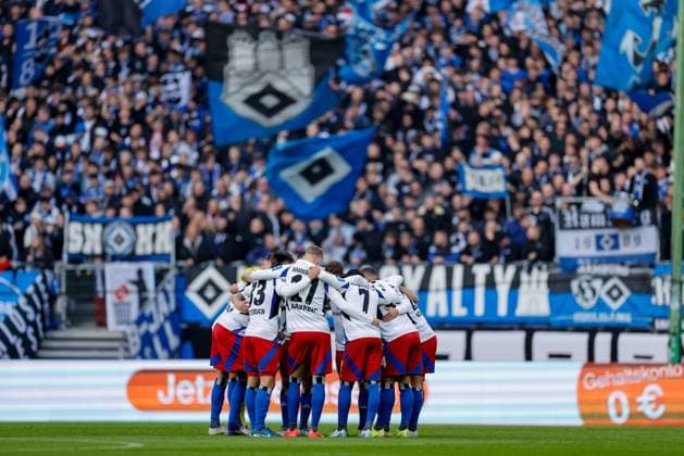 Hamburg, November 3, 2024 Soccer, 2 Bundesliga 2024 25, Hamburger SV 1 FC Nürnberg Hamburger SV players swear a DFL REGULATIONS PROHIBIT ANY USE OF PHOTOGRAPHS AS IMAGE SEQUENCES AND OR QUASI VIDEO
