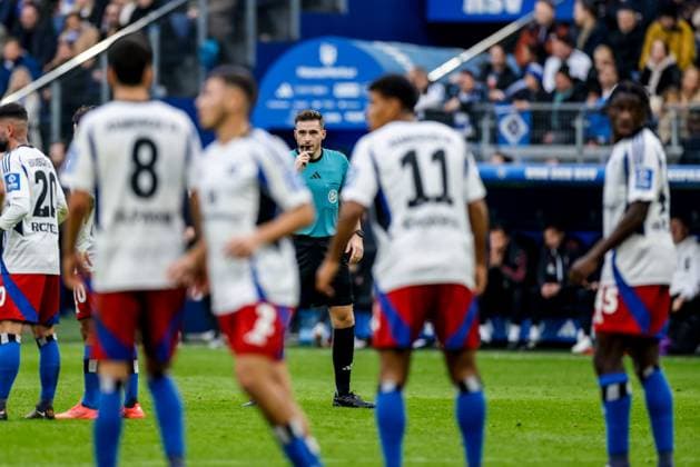 Hamburg, November 3, 2024 Football, 2 Bundesliga 2024 25, Hamburger SV 1 FC Nürnberg Referee Tom Bauer Mainz DFL REGULATIONS PROHIBIT ANY USE OF PHOTOGRAPHS AS IMAGE SEQUENCES AND OR QUASI VIDEO