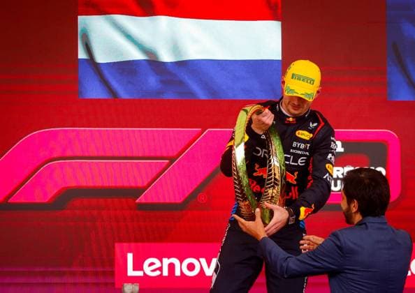 GP de Fórmula 1 Lenovo 2024 SP SÃO PAULO, SP - 03.11.2024: GP DE FÓRMULA 1 LENOVO 2024 SP - The 2024 Lenovo Formula 1 São Paulo Grand Prix will take place this Sunday (03) at the Interlagos racetrack, in the south of the capital of São Paulo. In the photo, the driver, Max Verstappen 1, RED BULL, champion of the GP in Brazil, receives the trophy from the hands of the mayor of São Paulo, Ricardo Nunes. (Photo: Aloisio Mauricio Fotoarena) x2645612x  AloisioxMauricio