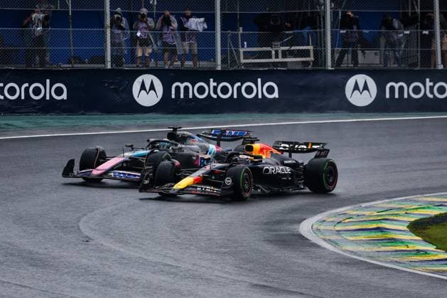 01 VERSTAPPEN Max (nld), Red Bull Racing RB20, 31 OCON Esteban (fra), Alpine F1 Team A524, action during the Formula 1 Grande Premio de Sao Paulo 2024, 21th round of the 2024 Formula One World Championship, WM, Weltmeisterschaft from November 1 to 3, 2024 on the Interlagos Circuit, in Sao Paulo, Brazil - F1 - SAO PAULO GRAND PRIX 2024 DPPI Panoramic 241103_R21_BRASILE_DP_FGDN8301