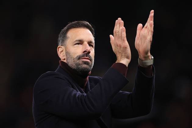 Football - Premier League - Manchester United, ManU v Chelsea 3rd November 2024 - Premier League - Manchester United v Chelsea - Manchester United interim manager Ruud van Nistelrooy applauds the support after the match - Photo: Simon Stacpoole Offside. Manchester UK *** Fußball Premier League Manchester United gegen Chelsea 3. November 2024 Premier League Manchester United gegen Chelsea Manchester United Interimsmanager Ruud van Nistelrooy applaudiert den Fans nach dem Spiel Foto Simon Stacpoole Abseits Manchester UK  Copyright: xSimonxStacpoolexOffside
