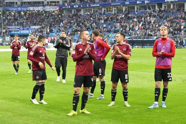 03 11 2024 Soccer Season 2024 2025 2 Soccer Bundesliga 11 Matchday Hamburger SV HSV 1 FC Nürnberg FCN Club Sportfoto Zink DaMa xdaxmax DFL regulations prohibit any use of photographs as image sequences and or quasi video only for editorial use Mannschaft Team des FCN bedankt sich nach Spielende bei Clubfan Clubfans FCN Fans Fans Fans