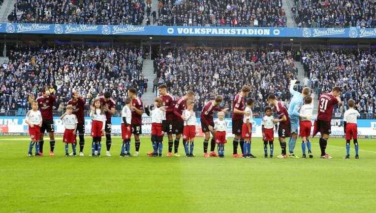 03 11 2024 Soccer Season 2024 2025 2 Soccer Bundesliga 11 Matchday Hamburger SV HSV 1 FC Nürnberg FCN Club Sportfoto Zink DaMa xdaxmax DFL regulations prohibit any use of photographs as image sequences and or quasi video only for editorial use Mannschaft Team des FCN mit Einlaufkindern begrüßt Zuschauer Publikum Fans