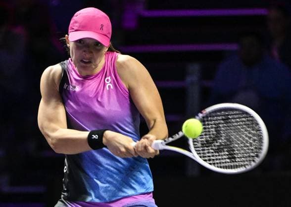 WTA, Tennis Damen Finals 2024 - Day 2 RIYADH, SAUDI ARABIA - NOVEMBER 03: Iga Swiatek of Poland during her match against Barbora Krejcikovas of Czech Republic on day 2 of the 2024 WTA Finals, part of the Hologic WTA Tour, held at King Saud University Indoor Arena on November 03, 2024, in Riyadh, Saudi Arabia. Riyadh Saudi Arabia  Copyright: xArturxWidakx originalFilename:widak-wtafinal241103_npOtw.jpg
