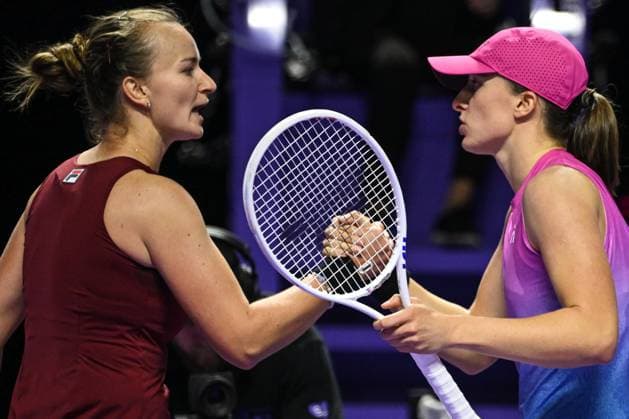WTA, Tennis Damen Finals 2024 - Day 2 RIYADH, SAUDI ARABIA - NOVEMBER 03: Barbora Krejcikovas of Czech Republic congratulates Iga Swiatek of Poland on day 2 of the 2024 WTA Finals, part of the Hologic WTA Tour, held at King Saud University Indoor Arena on November 03, 2024, in Riyadh, Saudi Arabia. Riyadh Saudi Arabia  Copyright: xArturxWidakx originalFilename:widak-wtafinal241103_npyMi.jpg