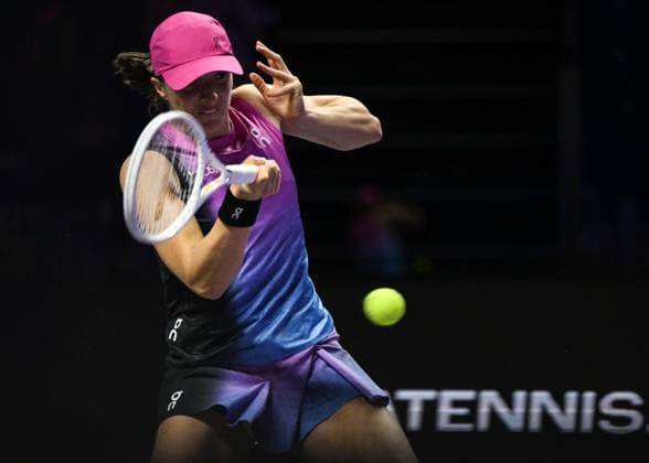 WTA, Tennis Damen Finals 2024 - Day 2 RIYADH, SAUDI ARABIA - NOVEMBER 03: Iga Swiatek of Poland during her match against Barbora Krejcikovas of Czech Republic on day 2 of the 2024 WTA Finals, part of the Hologic WTA Tour, held at King Saud University Indoor Arena on November 03, 2024, in Riyadh, Saudi Arabia. Riyadh Saudi Arabia  Copyright: xArturxWidakx originalFilename:widak-wtafinal241103_npcU8.jpg