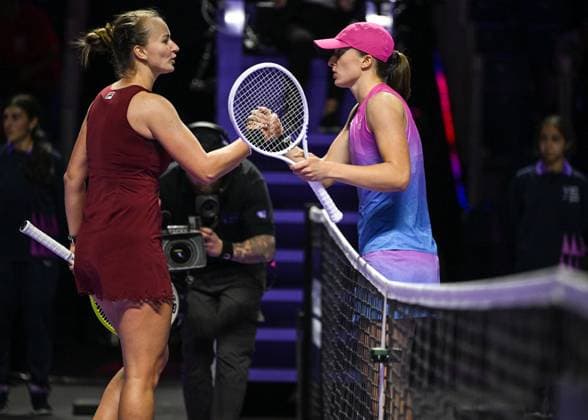 WTA, Tennis Damen Finals 2024 - Day 2 RIYADH, SAUDI ARABIA - NOVEMBER 03: Barbora Krejcikovas of Czech Republic congratulates Iga Swiatek of Poland on day 2 of the 2024 WTA Finals, part of the Hologic WTA Tour, held at King Saud University Indoor Arena on November 03, 2024, in Riyadh, Saudi Arabia. Riyadh Saudi Arabia  Copyright: xArturxWidakx originalFilename:widak-wtafinal241103_npU2D.jpg