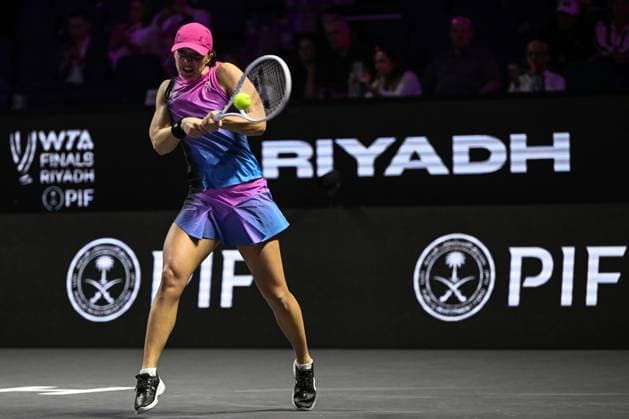 WTA, Tennis Damen Finals 2024 - Day 2 RIYADH, SAUDI ARABIA - NOVEMBER 03: Iga Swiatek of Poland during her match against Barbora Krejcikovas of Czech Republic on day 2 of the 2024 WTA Finals, part of the Hologic WTA Tour, held at King Saud University Indoor Arena on November 03, 2024, in Riyadh, Saudi Arabia. Riyadh Saudi Arabia  Copyright: xArturxWidakx originalFilename:widak-wtafinal241103_npfIX.jpg