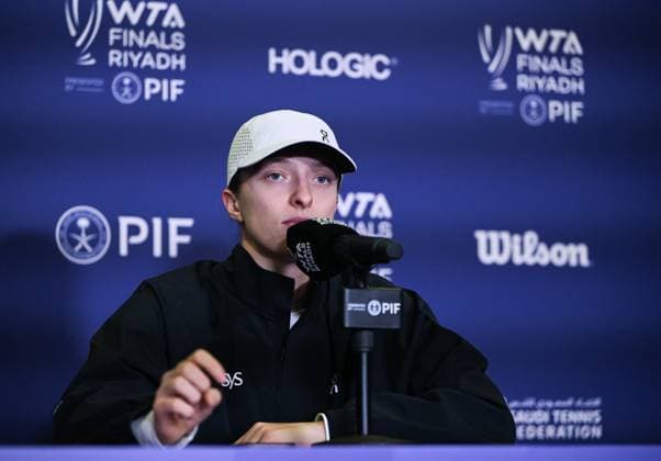 WTA, Tennis Damen Finals 2024 - Day 2 RIYADH, SAUDI ARABIA - NOVEMBER 03: Iga Swiatek of Poland speaks to the media at the post-match press conference, PK, Pressekonferenz after her first tournament victory over Barbora Krejcikova of the Czech Republic on Day 2 of the 2024 WTA Finals, part of the Hologic WTA Tour, held at King Saud University Indoor Arena on November 03, 2024, in Riyadh, Saudi Arabia. Riyadh Saudi Arabia  Copyright: xArturxWidakx originalFilename:widak-wtafinal241103_npmzk.jpg