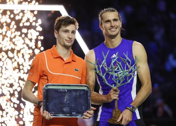 (241104) -- PARIS, Nov. 4, 2024 -- Alexander Zverev (R) and Ugo Humbert pose for photos during the awarding ceremony of the men s singles final match between Alexander Zverev of Germany and Ugo Humbert of France at Paris ATP, Tennis Herren Masters 1000 tennis tournament in Paris, France, Nov. 3, 2024. Alexander Zverev claimed the title. ) (SP)FRANCE-PARIS-TENNIS-ATP MASTERS 1000-FINAL GaoxJing 