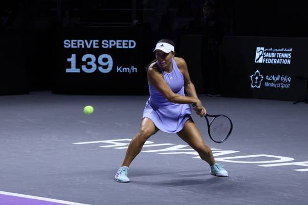 (241104) -- RIYADH, Nov. 4, 2024 -- Jessica Pegula of the United States hits a return during the round robin match against Coco Gauff of the United States at WTA, Tennis Damen Finals tennis tournament in Riyadh, Saudi Arabia, Nov. 3, 2024. ) (SP)SAUDI ARABIA-RIYADH-TENNIS-WTA FINALS-DAY 2 LuoxChen 