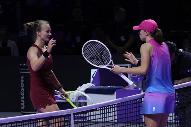 (241104) -- RIYADH, Nov. 4, 2024 -- Iga Swiatek of Poland greets Barbora Krejcikova (L) of the Czech Republic after their round robin match at WTA, Tennis Damen Finals tennis tournament in Riyadh, Saudi Arabia, Nov. 3, 2024. ) (SP)SAUDI ARABIA-RIYADH-TENNIS-WTA FINALS-DAY 2 LuoxChen 