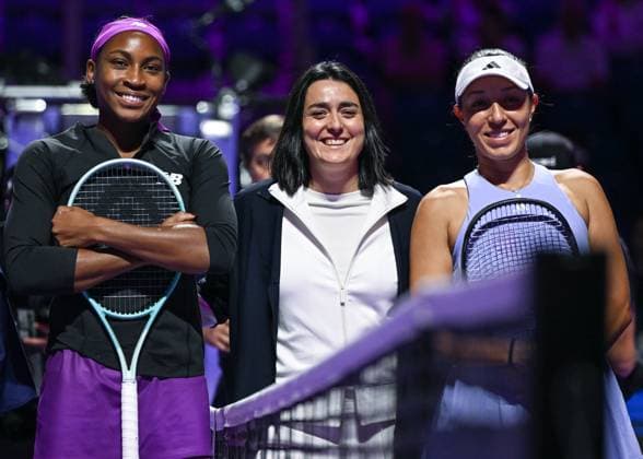 WTA, Tennis Damen Finals 2024 - Day 2 RIYADH, SAUDI ARABIA - NOVEMBER 03: Coco Gauff (L) and Jessica Pegula (R) pose for a photo with Ons Jabeur ahead of their opening match on day 2 of the 2024 WTA Finals, part of the Hologic WTA Tour, held at King Saud University Indoor Arena on November 03, 2024, in Riyadh, Saudi Arabia. Riyadh Saudi Arabia  Copyright: xArturxWidakx originalFilename:widak-wtafinal241103_npDQq.jpg