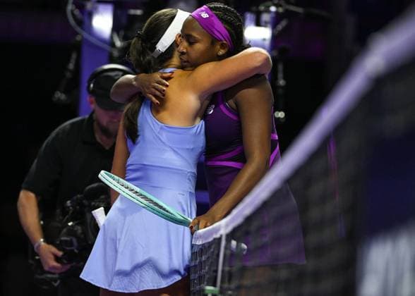 WTA, Tennis Damen Finals 2024 - Day 2 RIYADH, SAUDI ARABIA - NOVEMBER 03: Jessica Pegula of the USA congratulates Coco Gauff on her victory on Day 2 of the 2024 WTA Finals, part of the Hologic WTA Tour, held at King Saud University Indoor Arena on November 03, 2024, in Riyadh, Saudi Arabia. Riyadh Saudi Arabia  Copyright: xArturxWidakx originalFilename:widak-wtafinal241103_npxnG.jpg