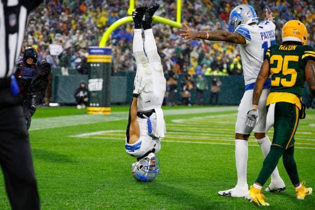Bilder des Jahres 2024, Sport 11 November Sport Themen der Woche KW44 Sport Bilder des Tages November 3, 2024: Detroit Lions wide receiver Amon-Ra St. Brown (14) celebrates his 3 yard touchdown reception with teammate wide receiver Tim Patrick (17) during the NFL, American Football Herren, USA football game between the Detroit Lions and the Green Bay Packers at Lambeau Field in Green Bay, Wisconsin. CSM Green Bay United States of America - ZUMAc04_ 20241103_zma_c04_170 Copyright: xDarrenxLeex